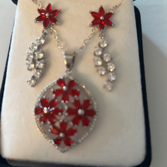 ❤️NWOT RHINESTONE NECKLACE and PIERCED EARRING SET❤️ - Picture 2 of 5